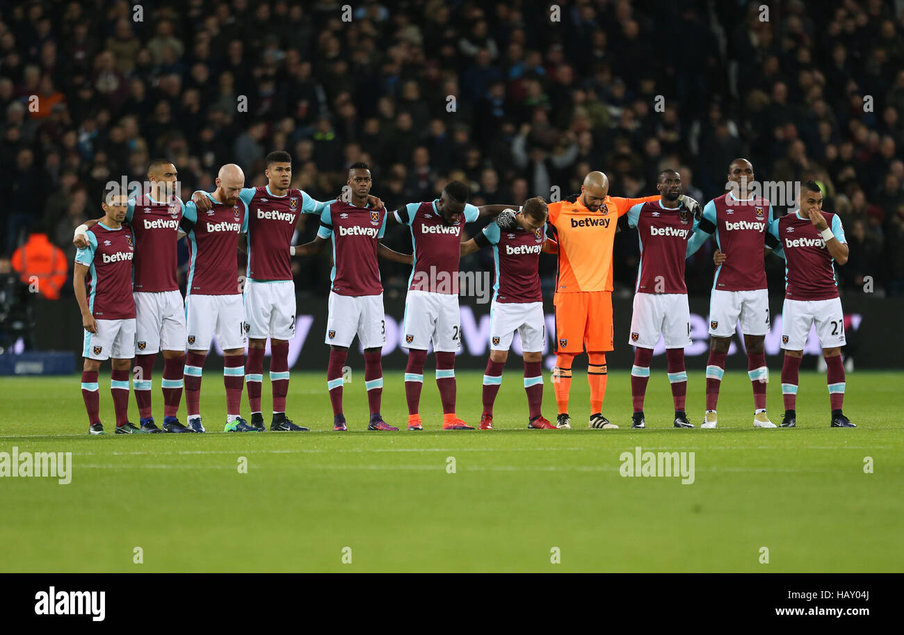 West Ham United Spieler beobachten eine Minuten Stille im Gedenken an die  Opfer des kolumbianischen Flugzeugabsturz bei Premier-League-Spiel im  Stadion London Stockfotografie - Alamy