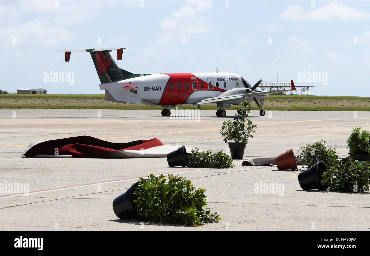Das Flugzeug mit Prinz Harry, bläst den roten Teppich und Blumentöpfe, als es Grantley Adams International Airport in Barbados auf dem Weg nach Guyana, im Rahmen seiner Tour der Karibik geht. Stockfoto