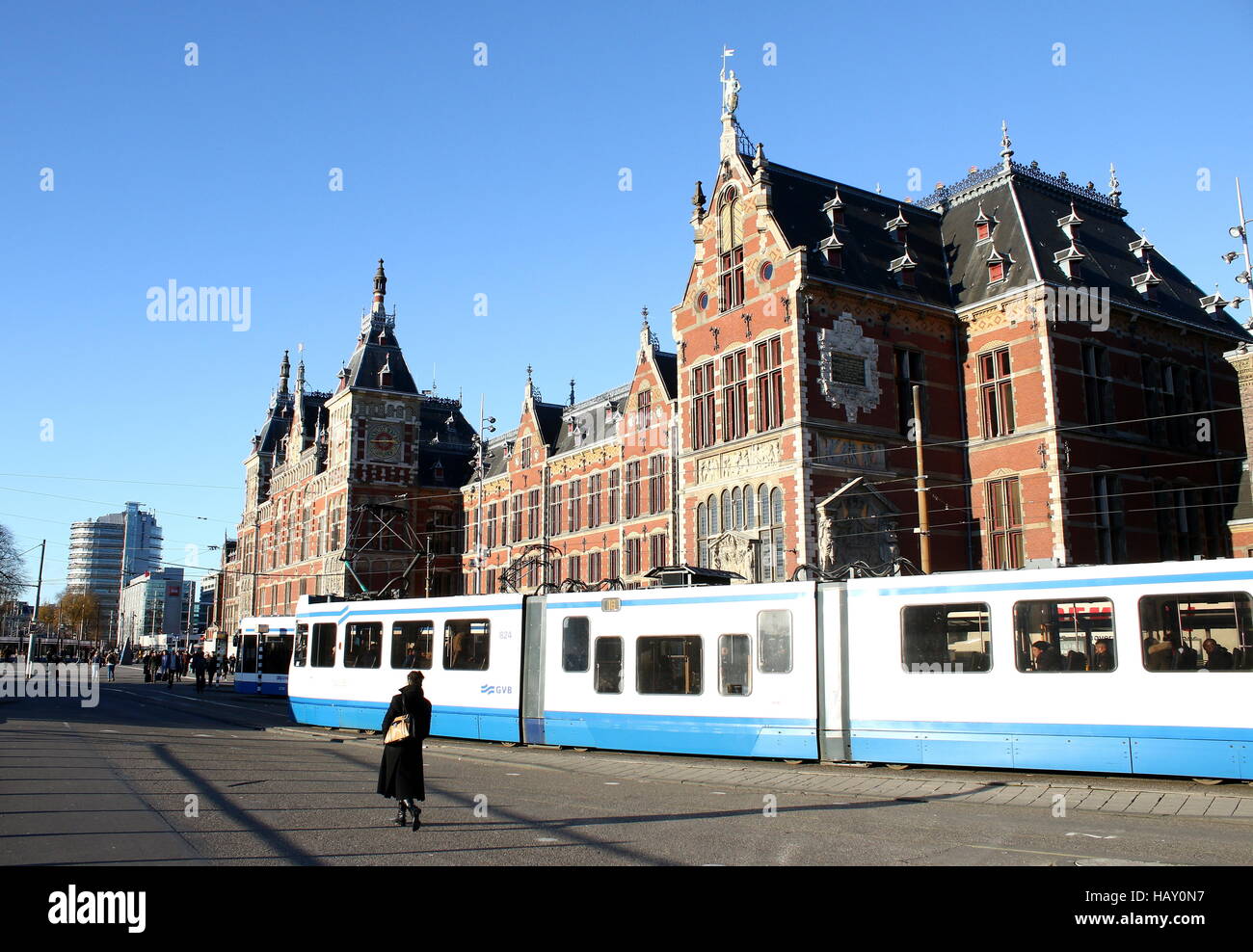 Amsterdam CS zum Hauptbahnhof, von Stationsplein (Bahnhofsplatz) - Ende des 19. Jahrhunderts im neugotischen Stil aus gesehen Stockfoto