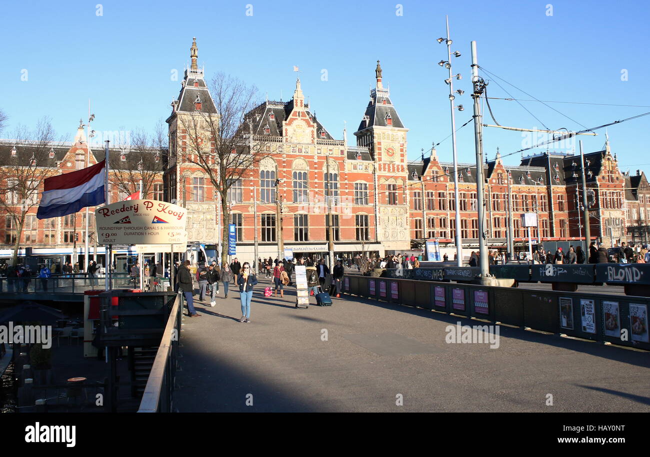 Pendler und Touristen vor Amsterdam CS zum Hauptbahnhof, wie Stationsplein (Bahnhofsplatz) Stockfoto