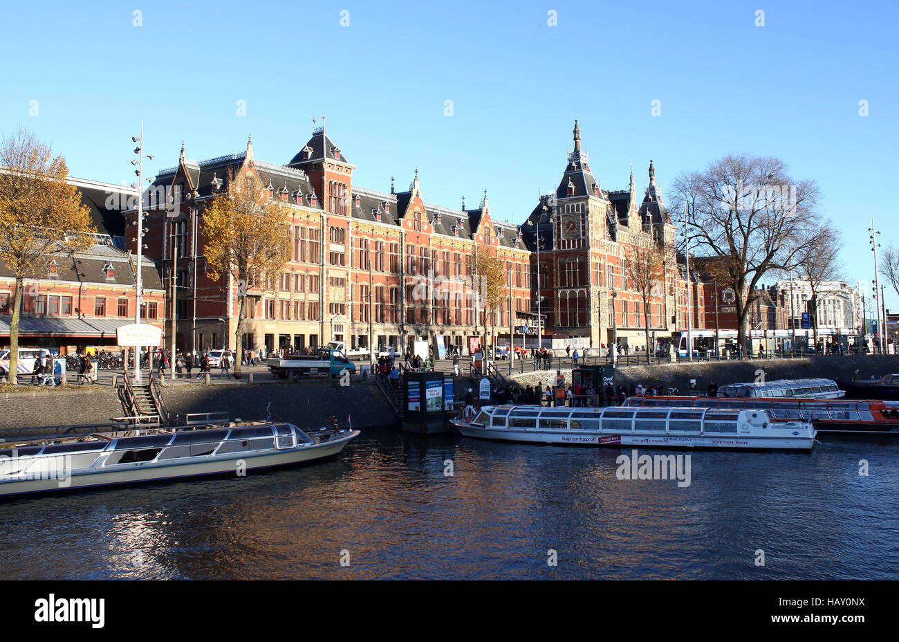 Amsterdam CS zum Hauptbahnhof, von Stationsplein (Bahnhofsplatz) - Ende des 19. Jahrhunderts im neugotischen Stil aus gesehen Stockfoto