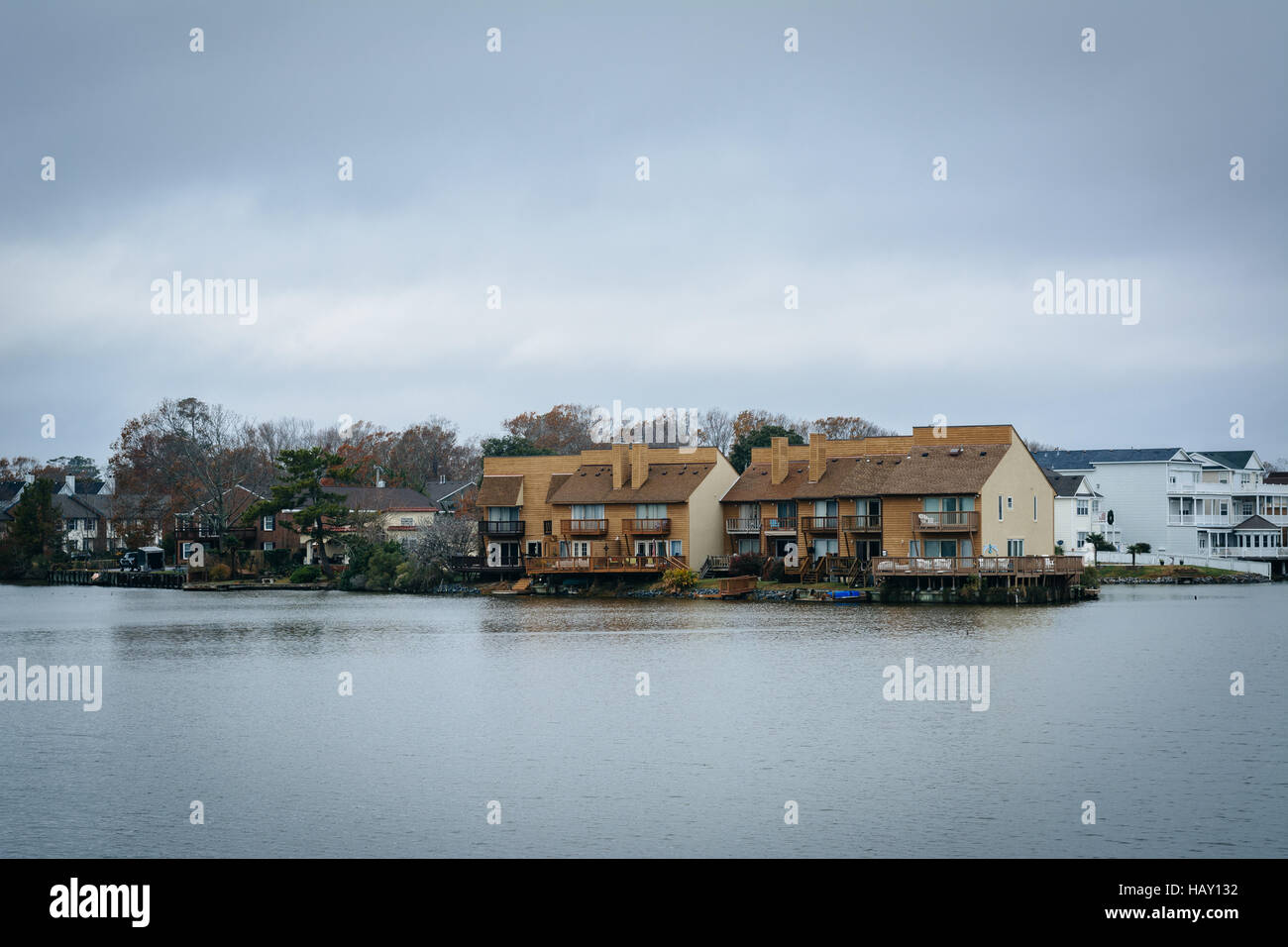 Häuser am Ufer des Sees Holly in Virginia Beach, Virginia. Stockfoto