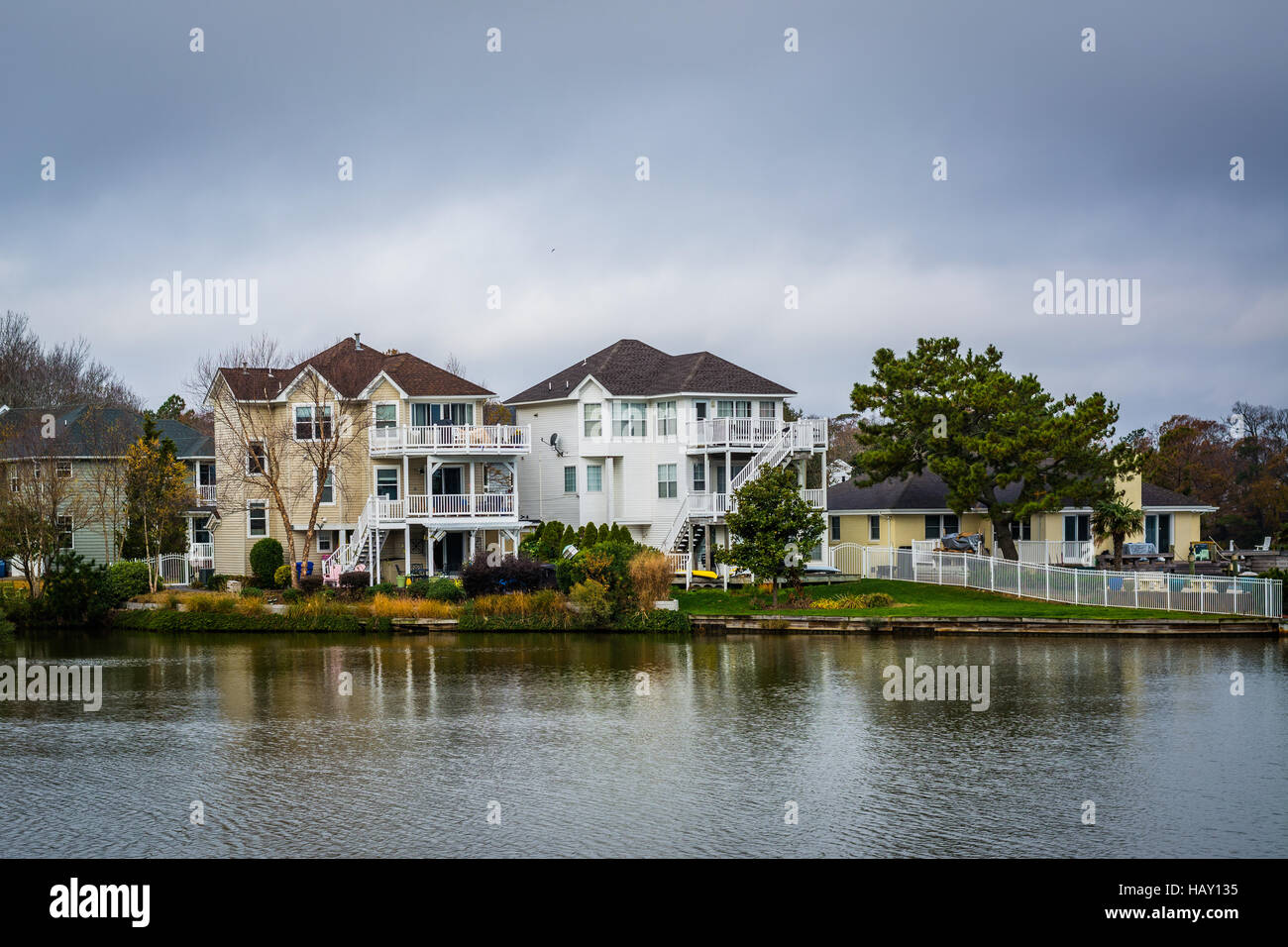 Häuser am Ufer des Sees Holly in Virginia Beach, Virginia. Stockfoto