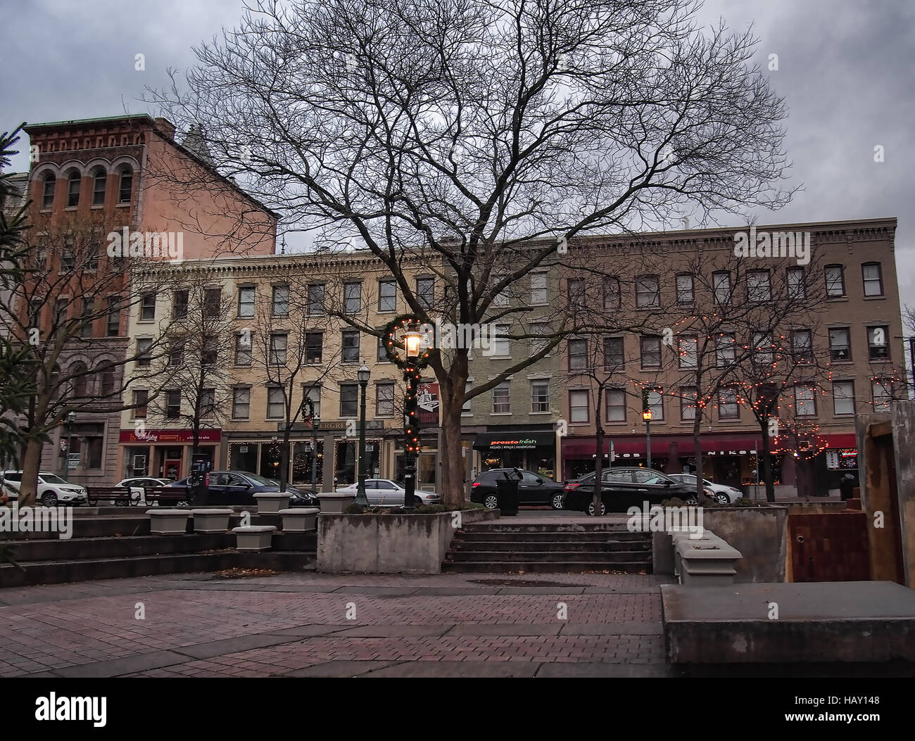 Syracuse, New York, USA. 3. Dezember 2016. Blick auf die Ladenfronten und Park in Hanover Square. Schuss aus öffentlichen Straße Stockfoto