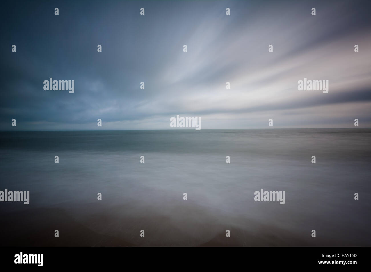 Langzeitbelichtung des Atlantischen Ozeans in Virginia Beach, Virginia. Stockfoto