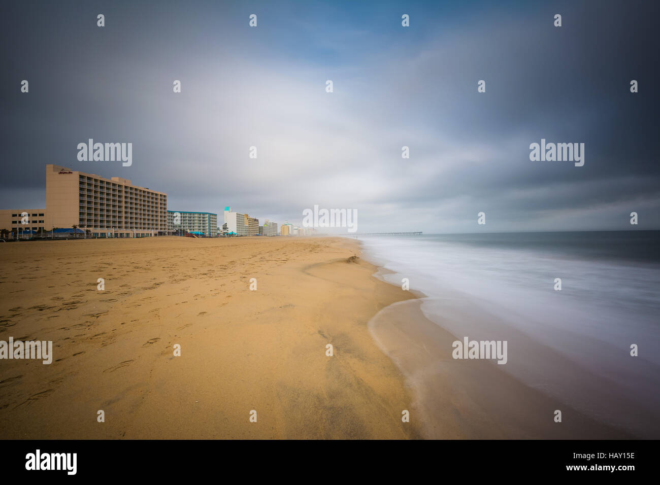 Langzeitbelichtung des Atlantischen Ozeans in Virginia Beach, Virginia. Stockfoto