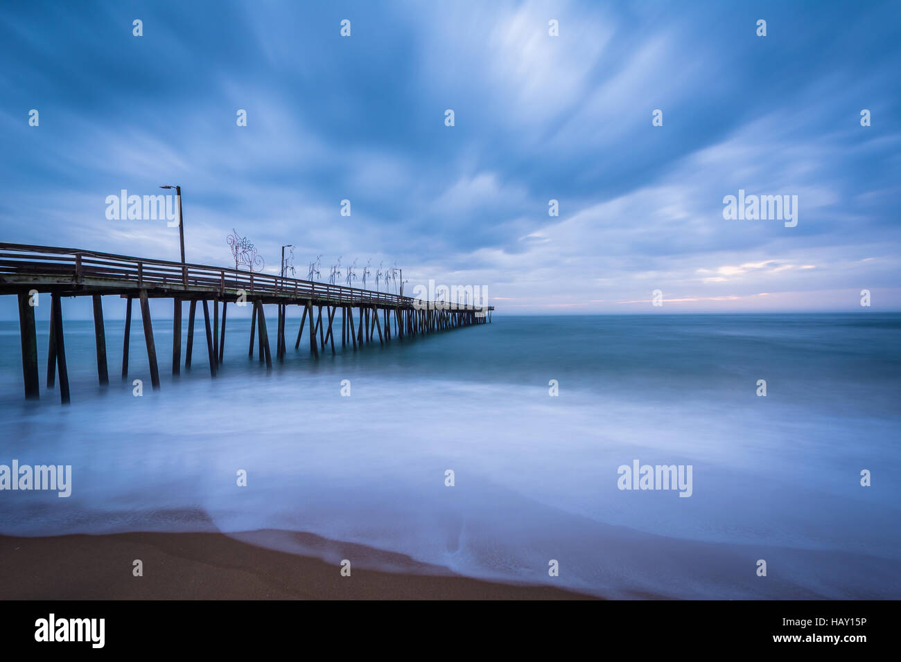 Langzeitbelichtung von Fishing Pier und Atlantik in Virginia Beach, Virginia. Stockfoto