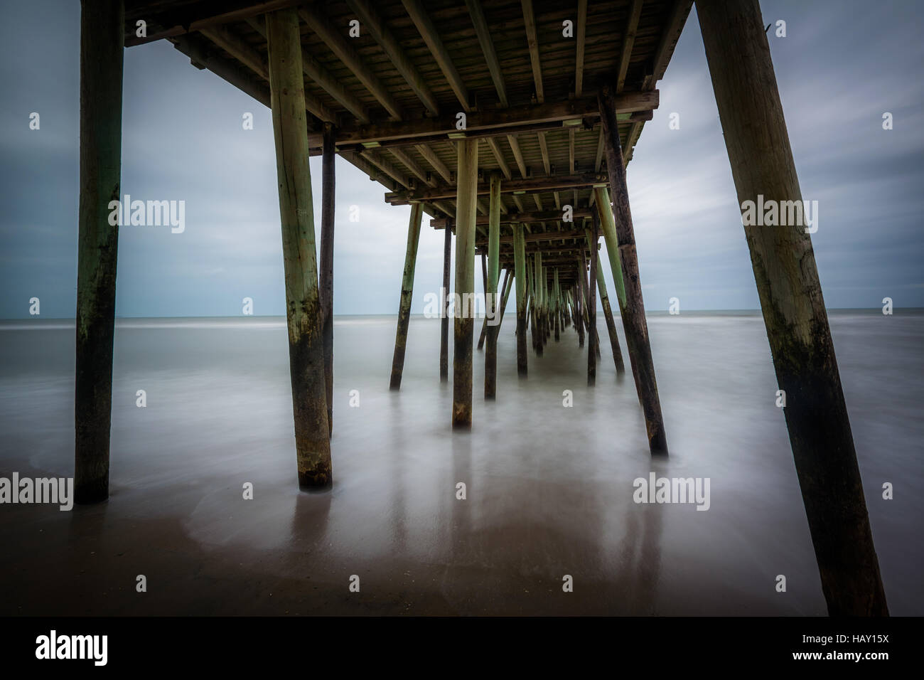 Langzeitbelichtung von Fishing Pier und Atlantik in Virginia Beach, Virginia. Stockfoto