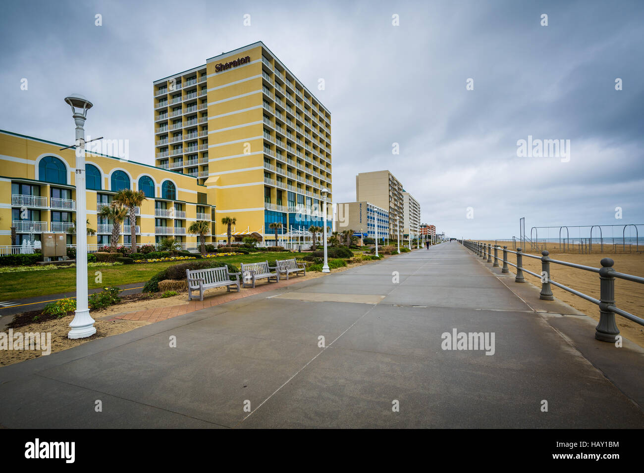 Die Promenade und dem Hochhaus Hotels in Virginia Beach, Virginia. Stockfoto
