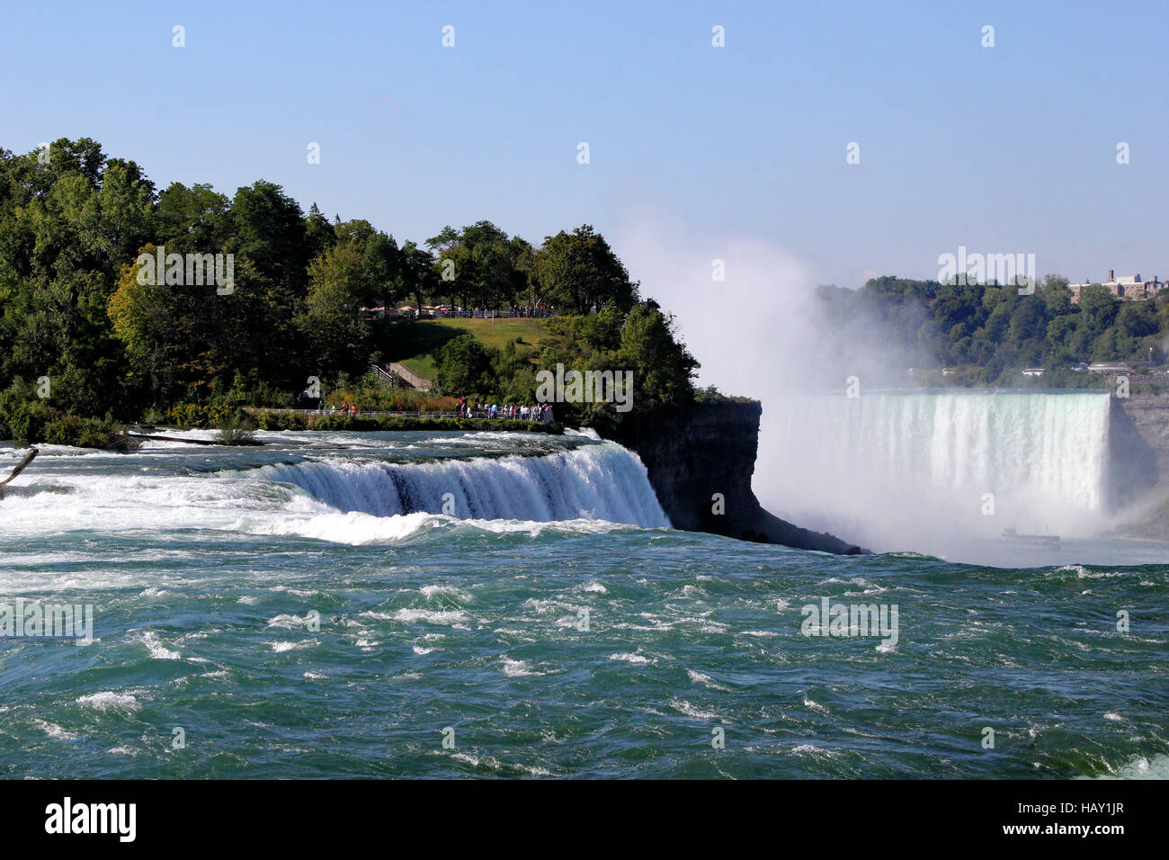 Horseshoe Falls und Bridal Veil Falls genommen vom Niagara Falls State Park auf der amerikanischen Seite mit Blick auf das fließende Wasser Stockfoto