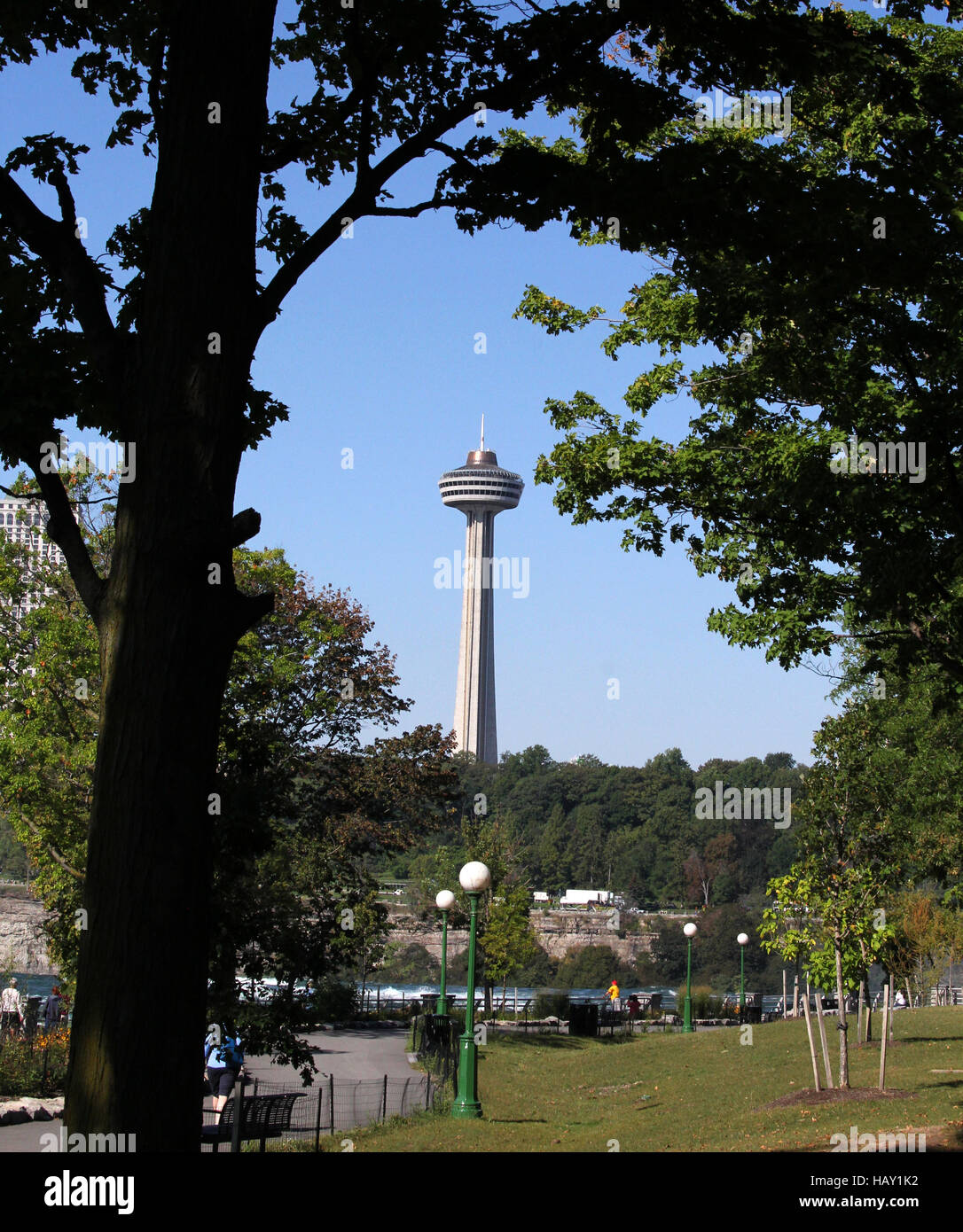Niagara Staatspark in Niagara Falls, New York auf der amerikanischen Seite mit Blick auf den Skylon Tower in Ontario auf der kanadischen Seite Stockfoto