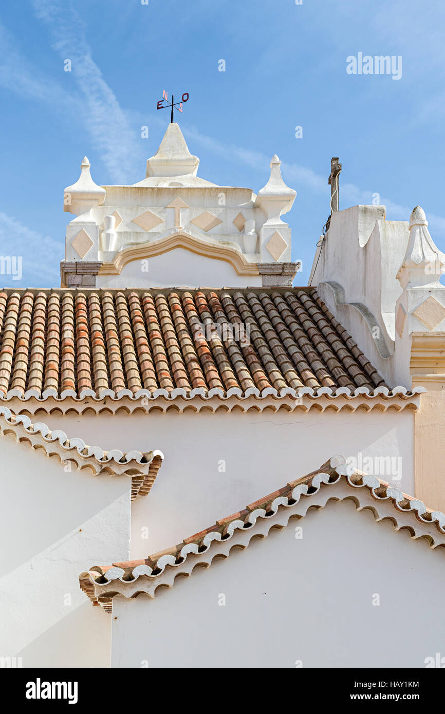 Dach der Kirche in Vila Bispo, Algarve, Portugal Stockfoto
