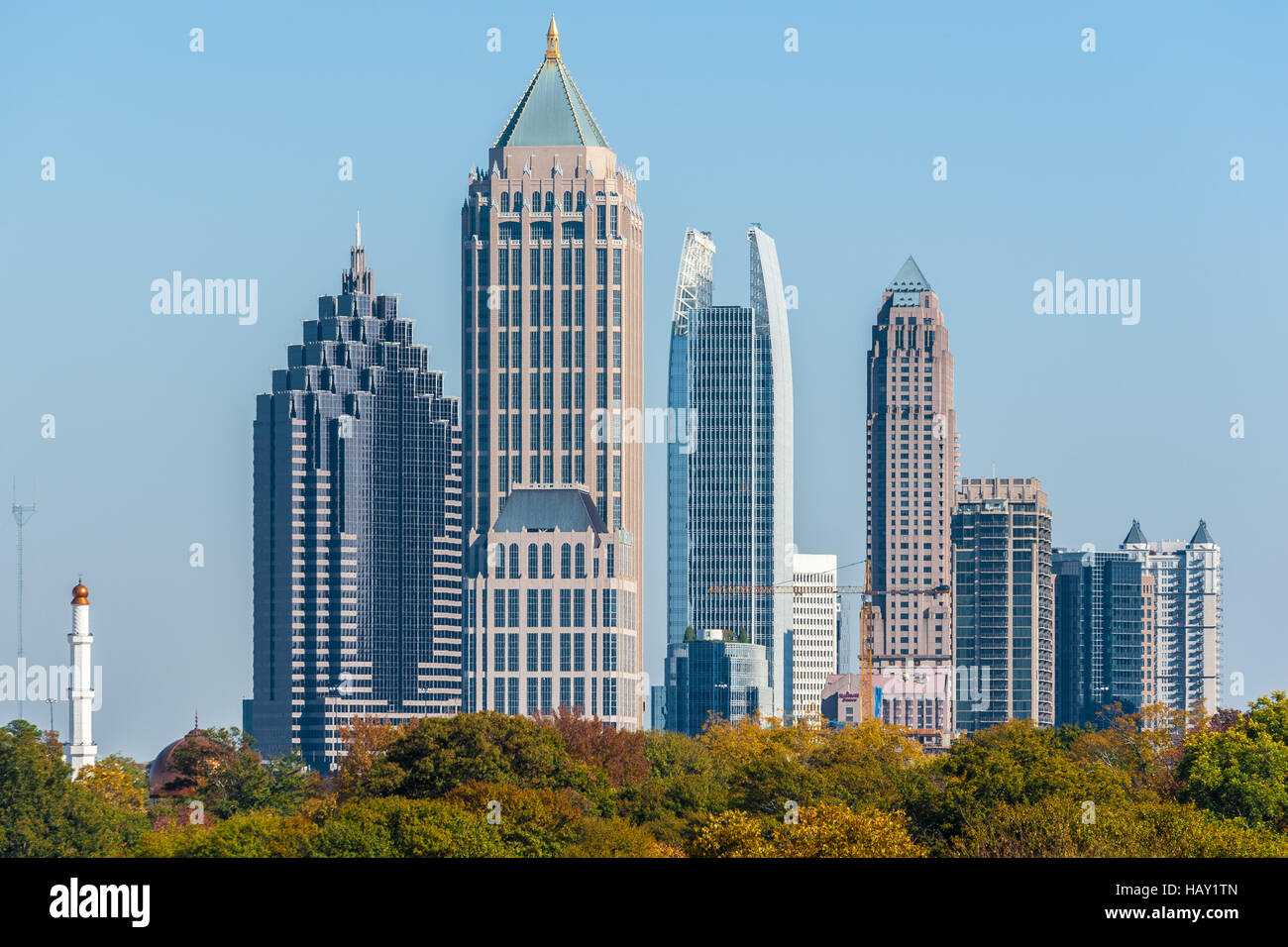 Midtown Atlanta, Georgia mit gewerblich genutzten Gebäuden und Minarett Turm der islamischen Moschee Masjid Al-Farooq Skyline. Stockfoto