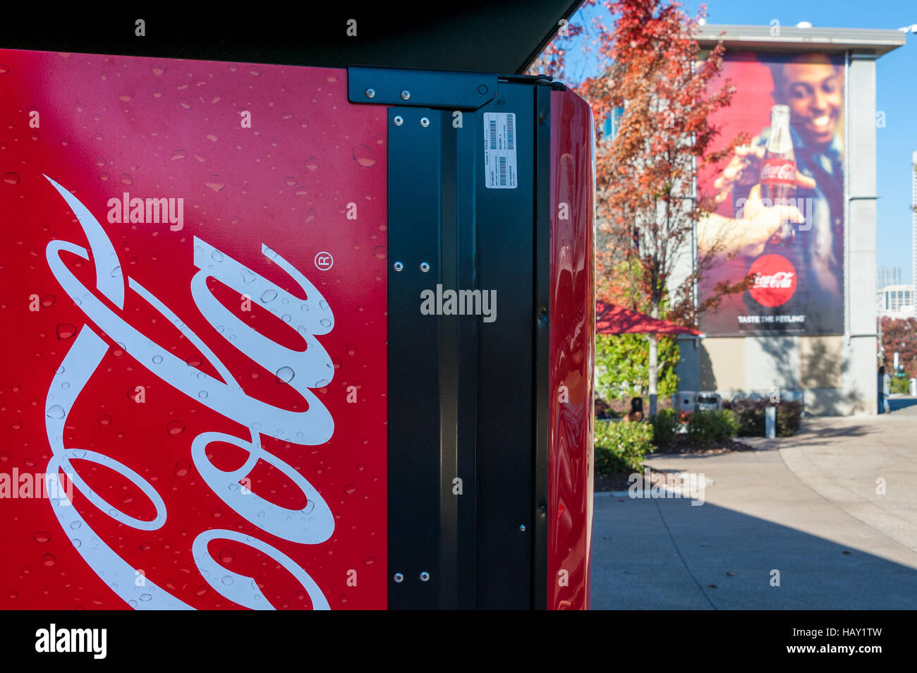 Coca-Cola branding und marketing bei World of Coca-Cola in der Innenstadt von Atlanta, Georgia entlang der Centennial Olympic Park. Stockfoto