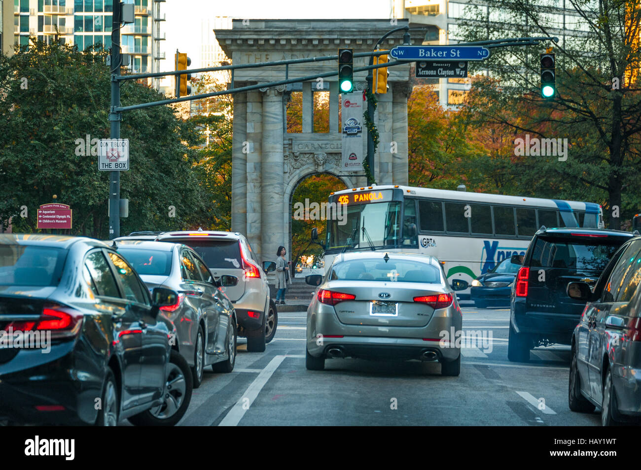 Innenstadt von Verkehr an der Peachtree Street und Baker Street unterhalb der Carnegie-Bogen in Atlanta, Georgia, USA. Stockfoto