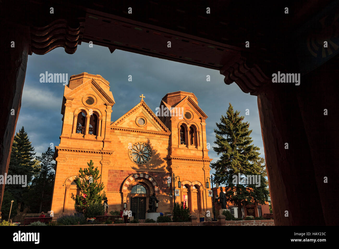 Kathedrale Basilika des Heiligen Franziskus von Assisi errichtet in1880 ist ein bedeutendes Wahrzeichen im Herzen von Santa Fe, NM, USA. Stockfoto