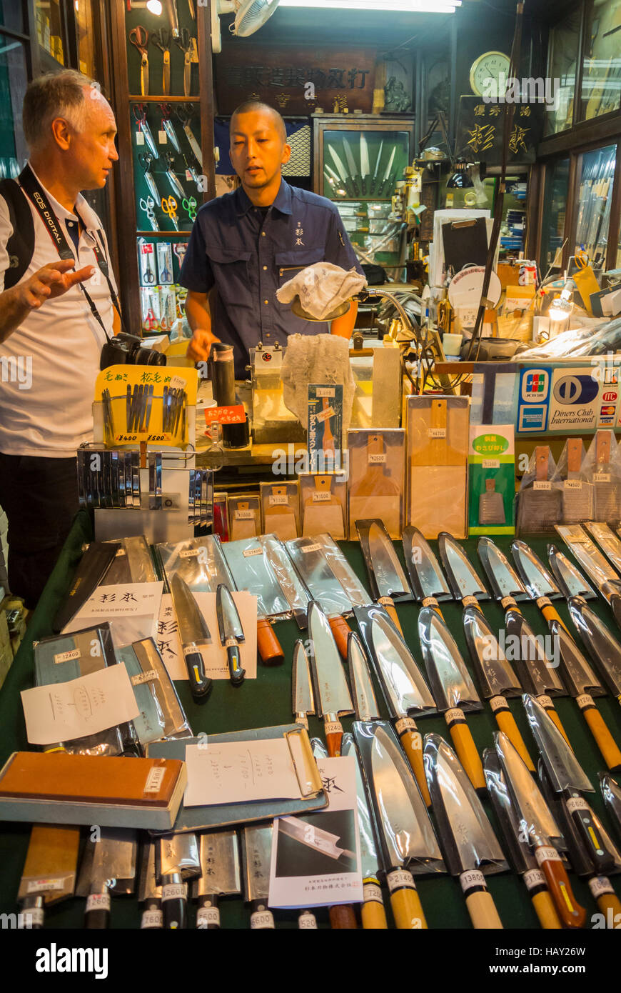 Kaukasische Kunden mit japanischen Kaufmann bei japanischen Messer zu speichern Stockfoto