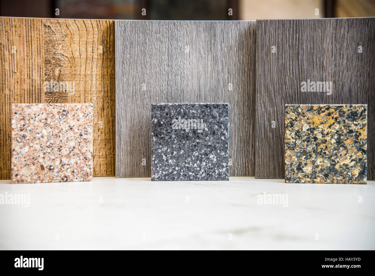 Steinproben für Küchenarbeitsplatten und moderne Küche Tür Proben Stockfoto