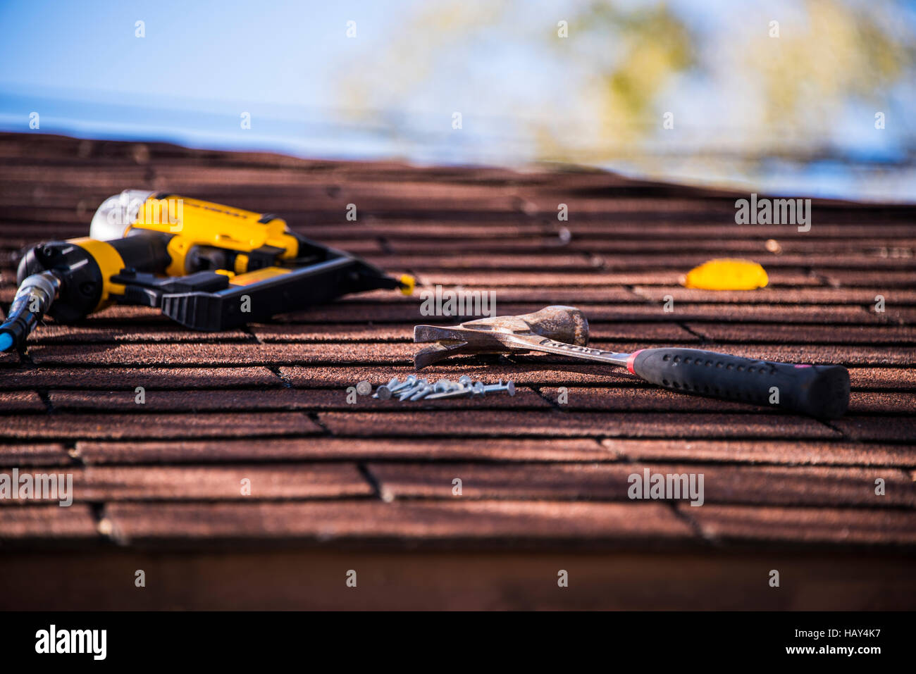 Dach Dachdecker Dachziegel auf einer Doppelhaushälfte Reparatur beginnt. Stockfoto