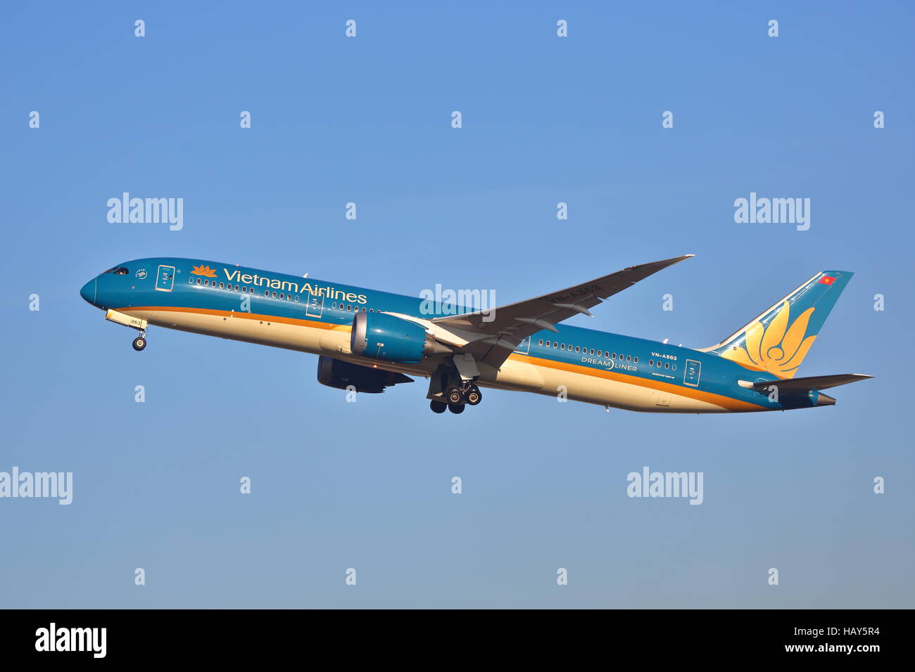 Vietnam Airlines Boeing 787-9 VL-A863 Dreamliner ausgehend von London Heathrow Airport, Großbritannien Stockfoto