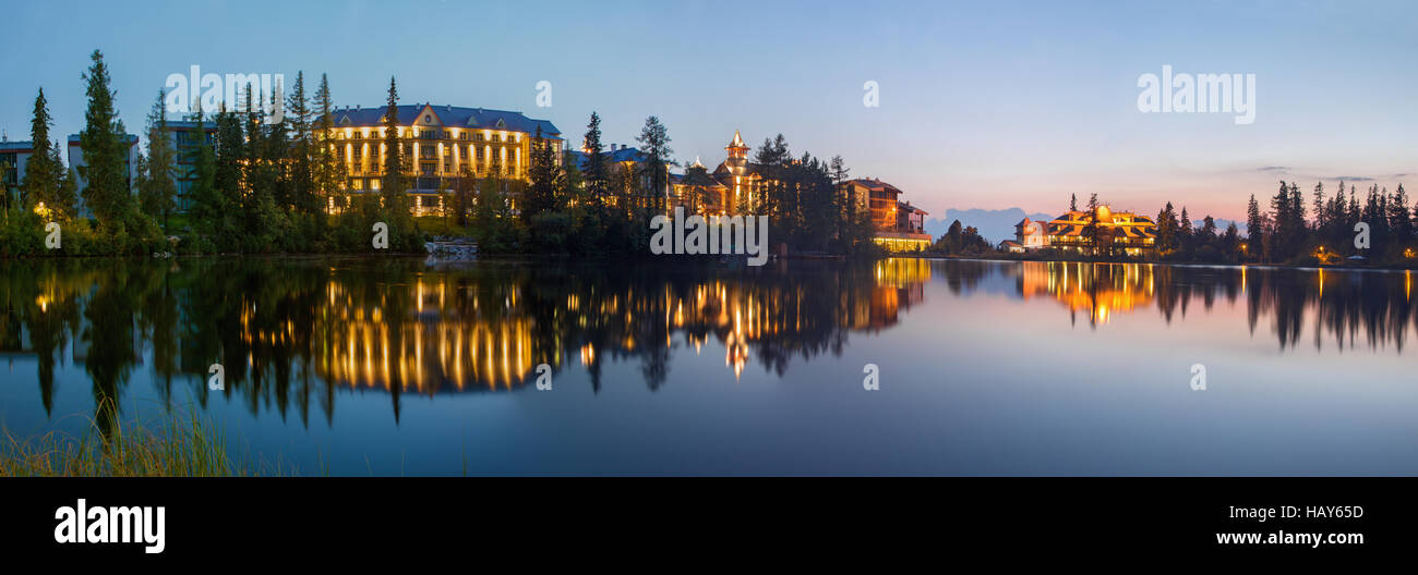 Hohe Tatra - Hotels in Strbske Pleso See in der Abenddämmerung. Stockfoto
