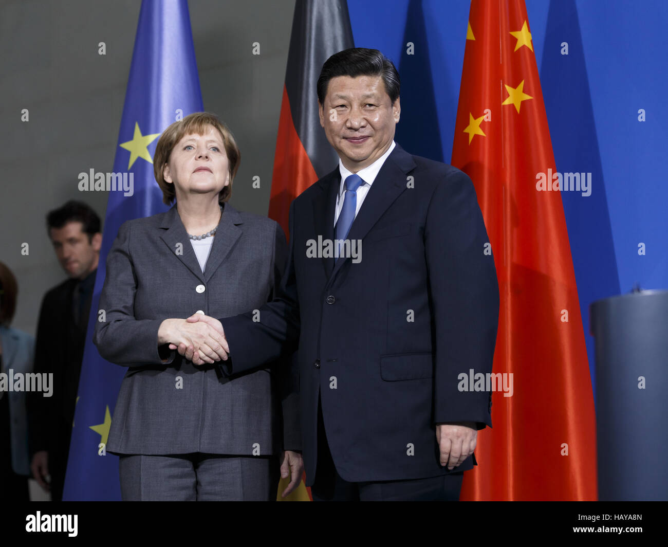 Xi Jinping trifft sich Merkel in Berlin. Stockfoto