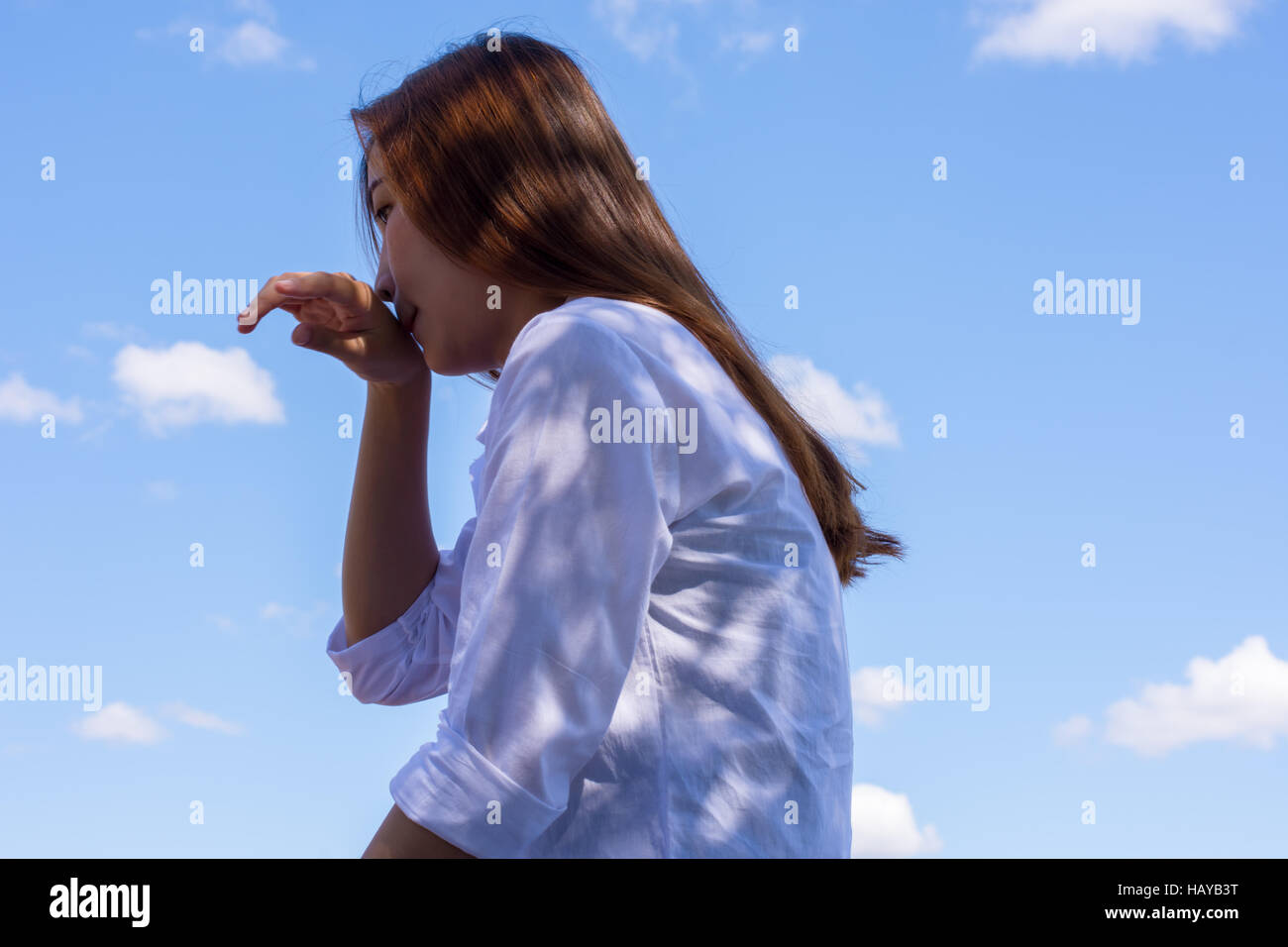 Asiatische Frau Natur auf einer Bank am Pool genießen. Stockfoto