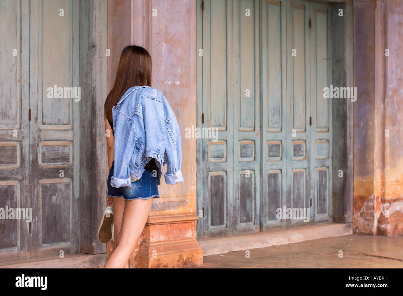 Frau mit weißen Schuhen gingen auf einen Zementfußboden. Stockfoto