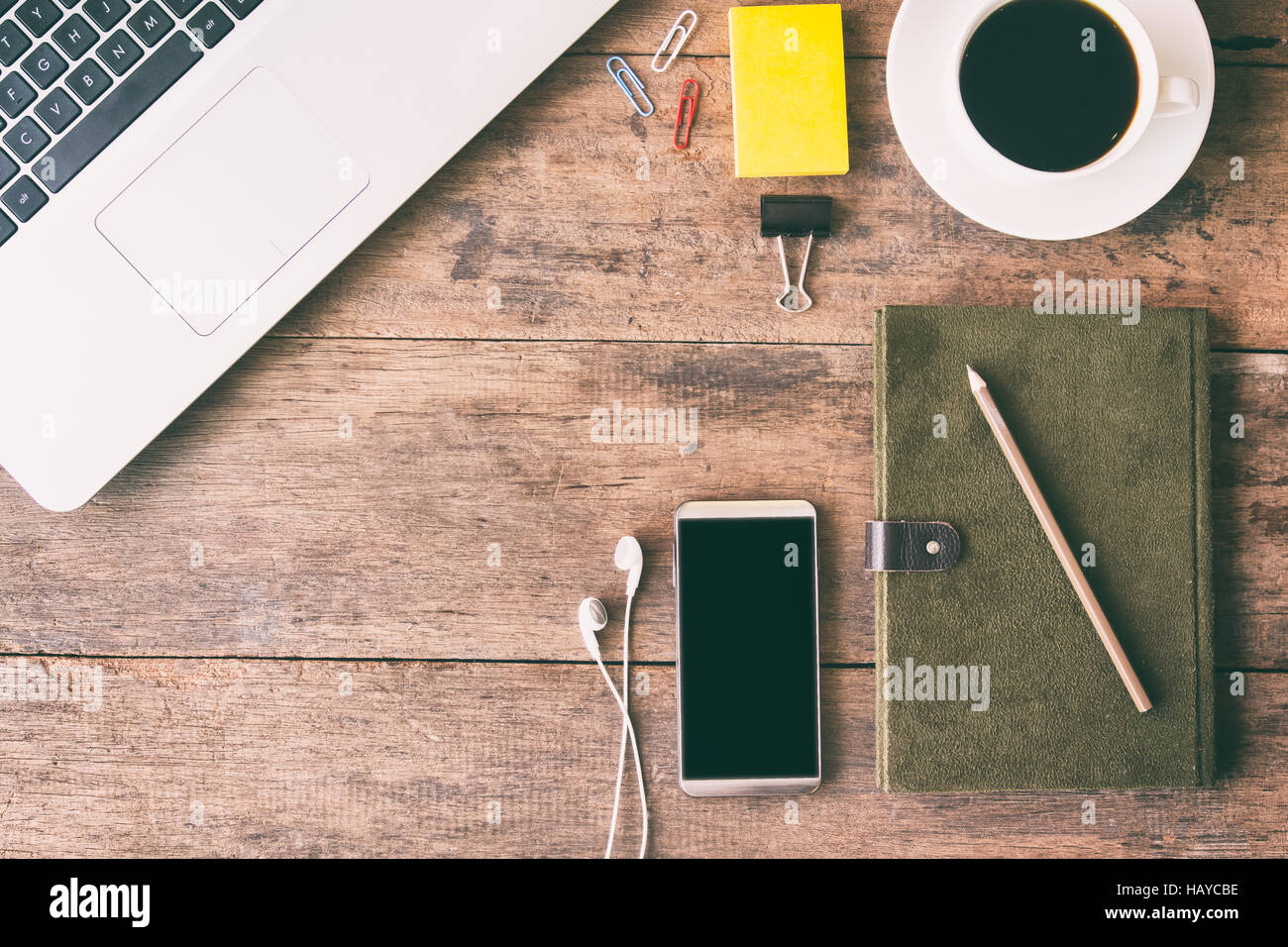 Business-Accessoire. Laptop und Smartphone für Business Arbeitsprojekt auf Holztisch. Sie können beantragen, Hintergrund, Hintergrund, Wallpaper, einschließlich web Stockfoto