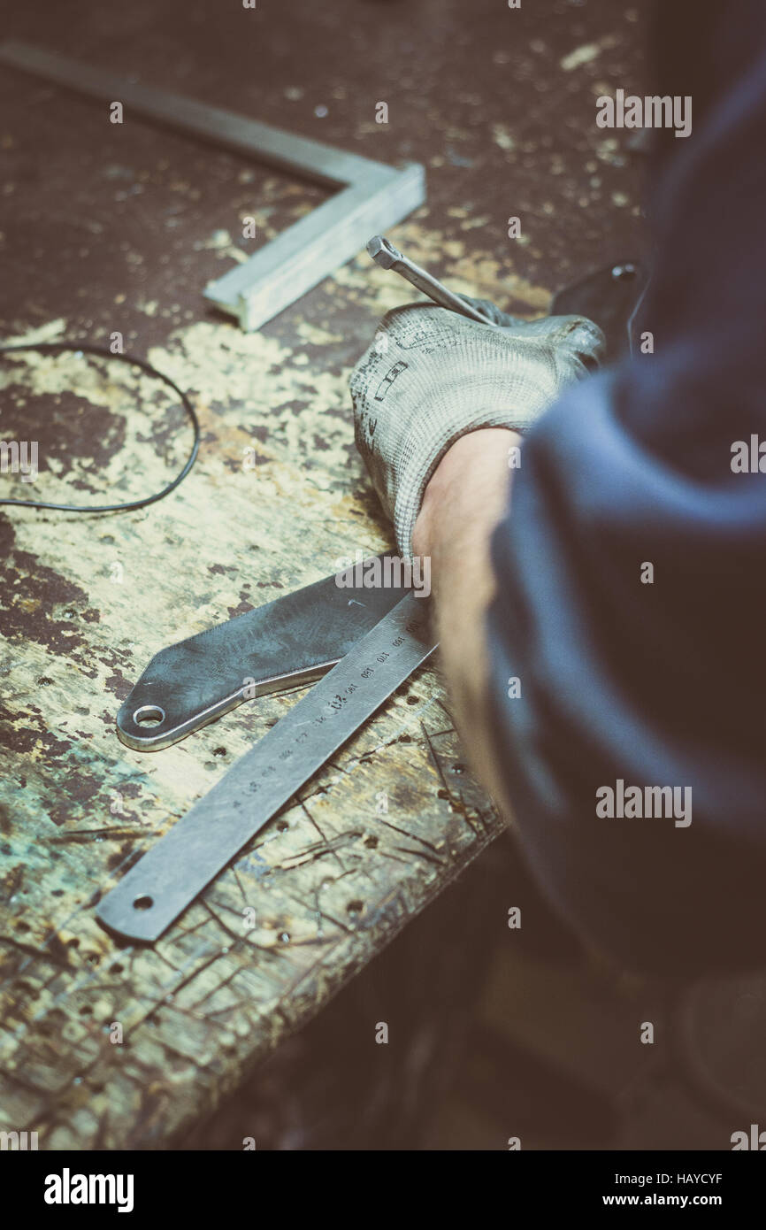 Ingenieur, präzise Messung von Metallteilen und Anpassungen Stockfoto