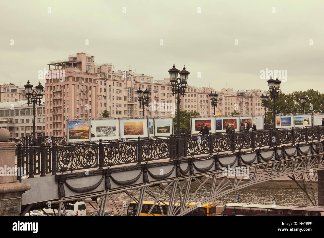 Ausstellung von Fotografien auf Fußgänger Patriarshy Brücke Moskau Russland Stockfoto