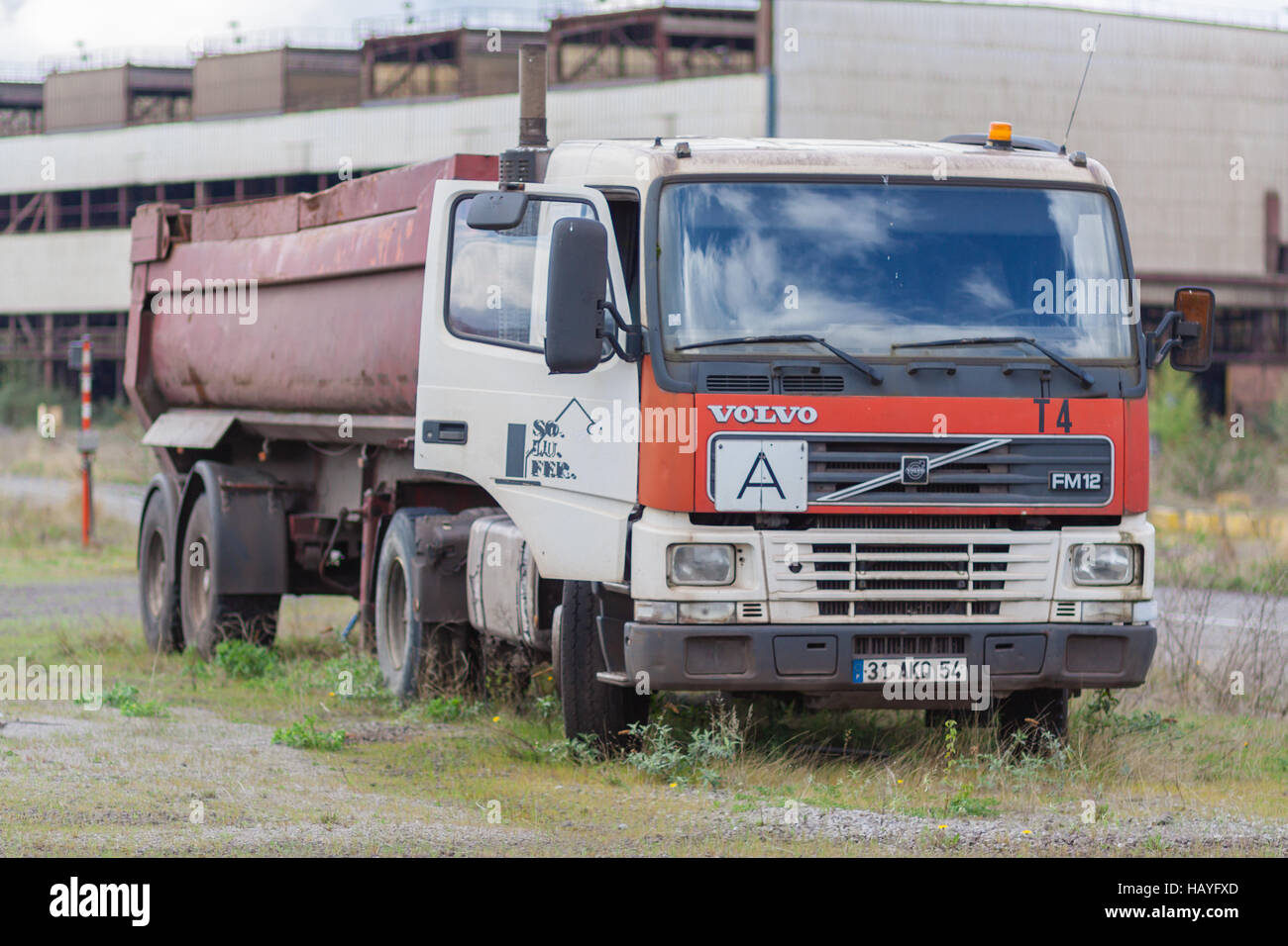 LKW in verlassene Metallfabrik Stockfoto