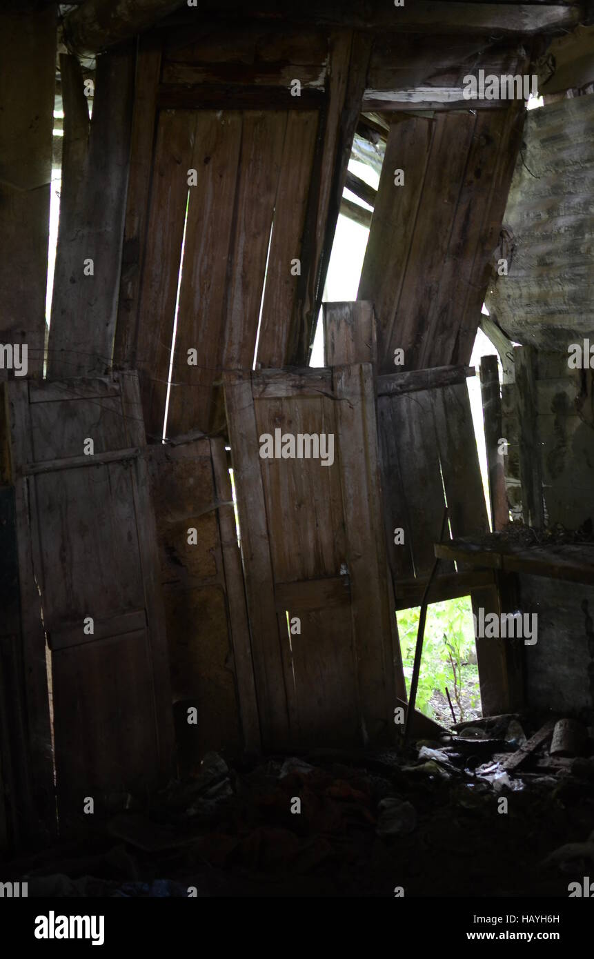 Urban Exploration in einem alten verlassenen Lagerhaus im Wald Stockfoto