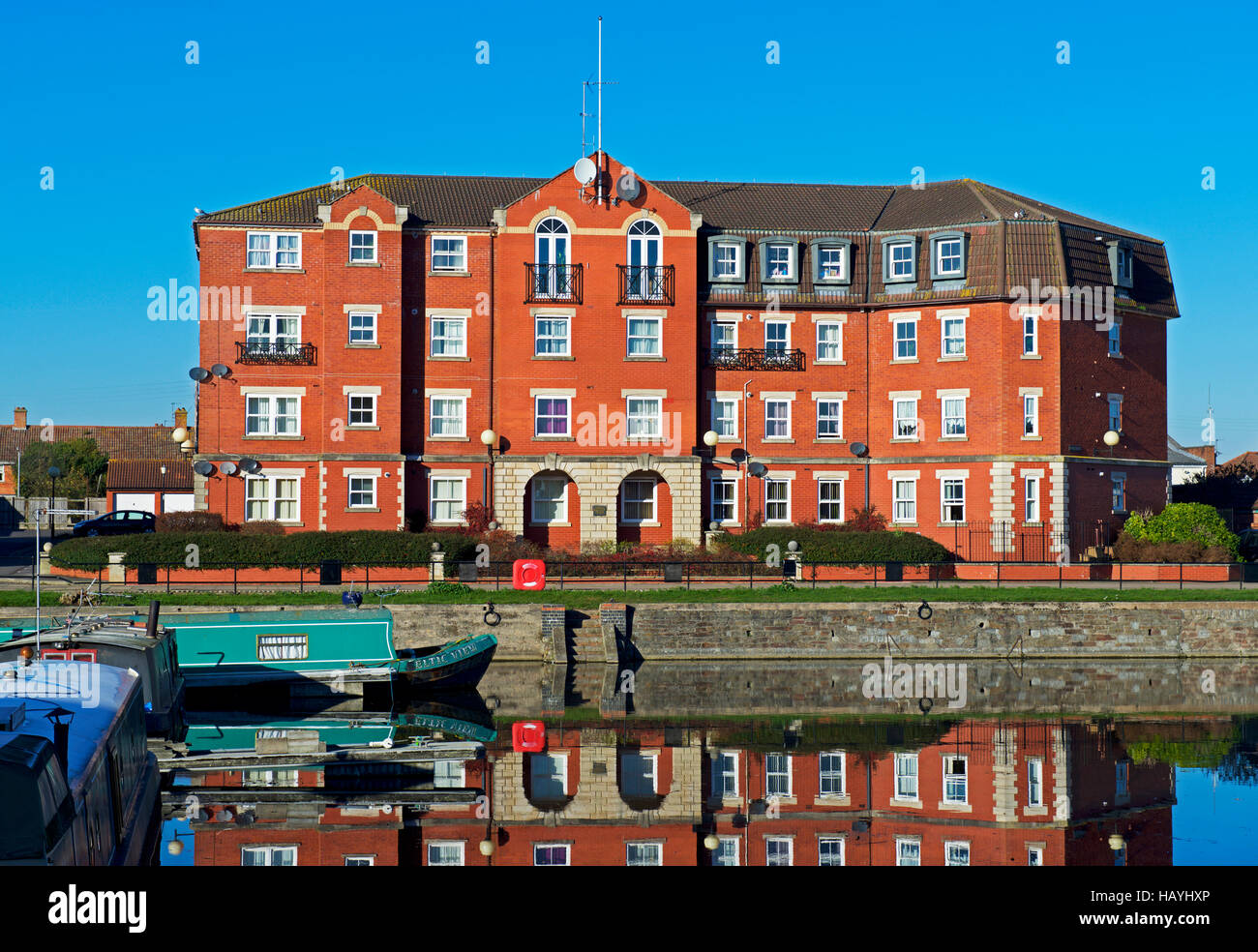 Apartments mit Blick auf den Kanal-Becken der Bridgwater und Taunton Kanal, Bridgwater, Somerset, England UK Stockfoto