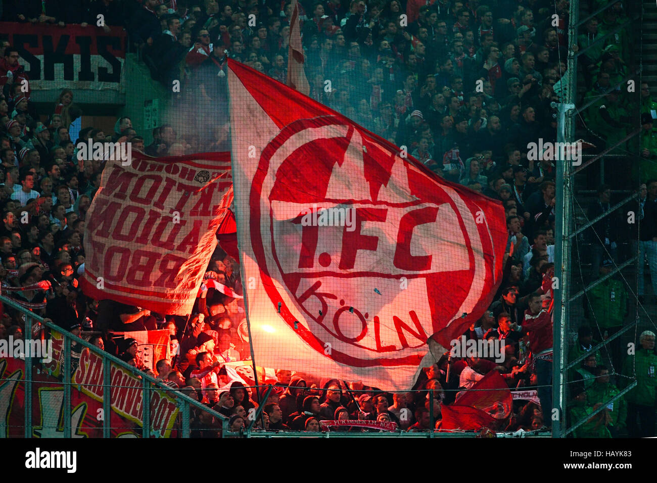 Borussia Park Mönchengladbach Deutschland 19.11.2016, 1. Fußball-Bundesliga Saison 2016/17 Spieltag 11, Borussia Mönchengladbach (Mönchengladbach, Gladbach) Vs 1.FC Kšln (Köln, Köln)---Köln Fans brennen Pyrotechnik Stockfoto