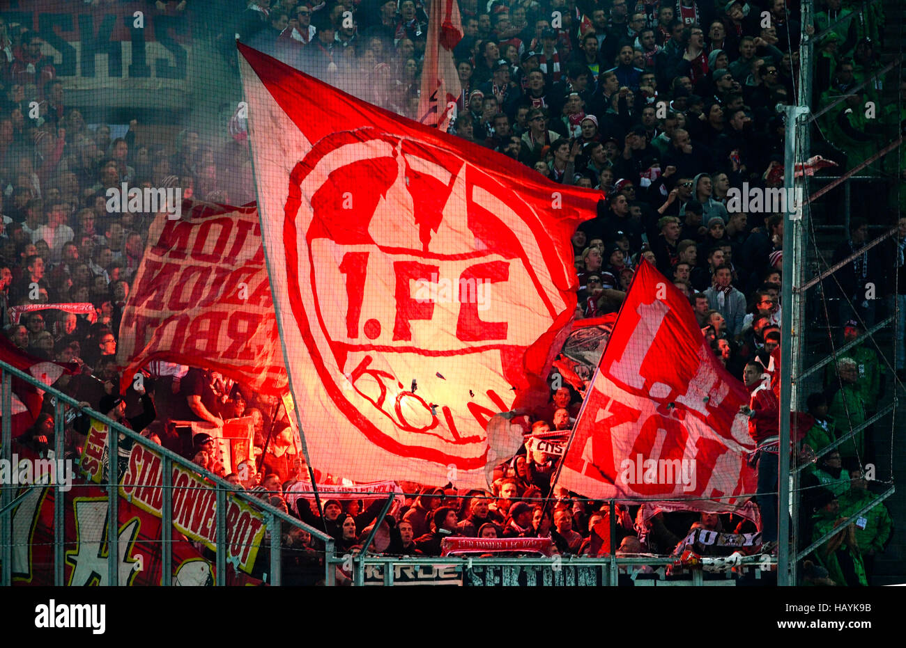 Borussia Park Mönchengladbach Deutschland 19.11.2016, 1. Fußball-Bundesliga Saison 2016/17 Spieltag 11, Borussia Mönchengladbach (Mönchengladbach, Gladbach) Vs 1.FC Kšln (Köln, Köln)---Köln Fans brennen Pyrotechnik Stockfoto