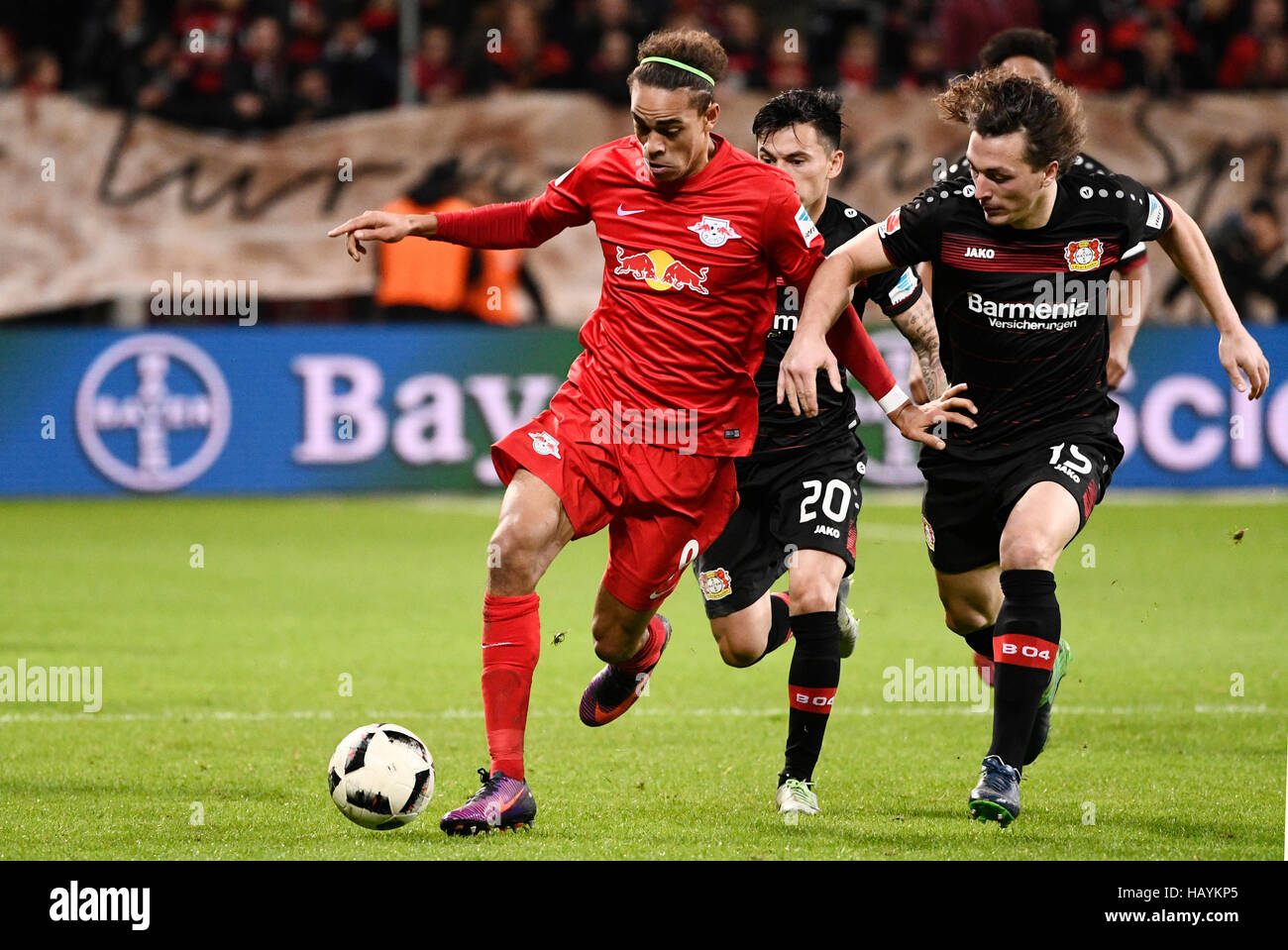 BayArena Leverkusen Deutschland 18.11.2016 1. Fußball-Bundesliga Saison 2016/17 matchday11, Bayer 04 Leverkusen vs. RB Leipzig---v.li.: Yussuf Poulsen (Leipzig), Charles Aranguiz (LEV), Julian Baumgartlinger (LEV) Stockfoto