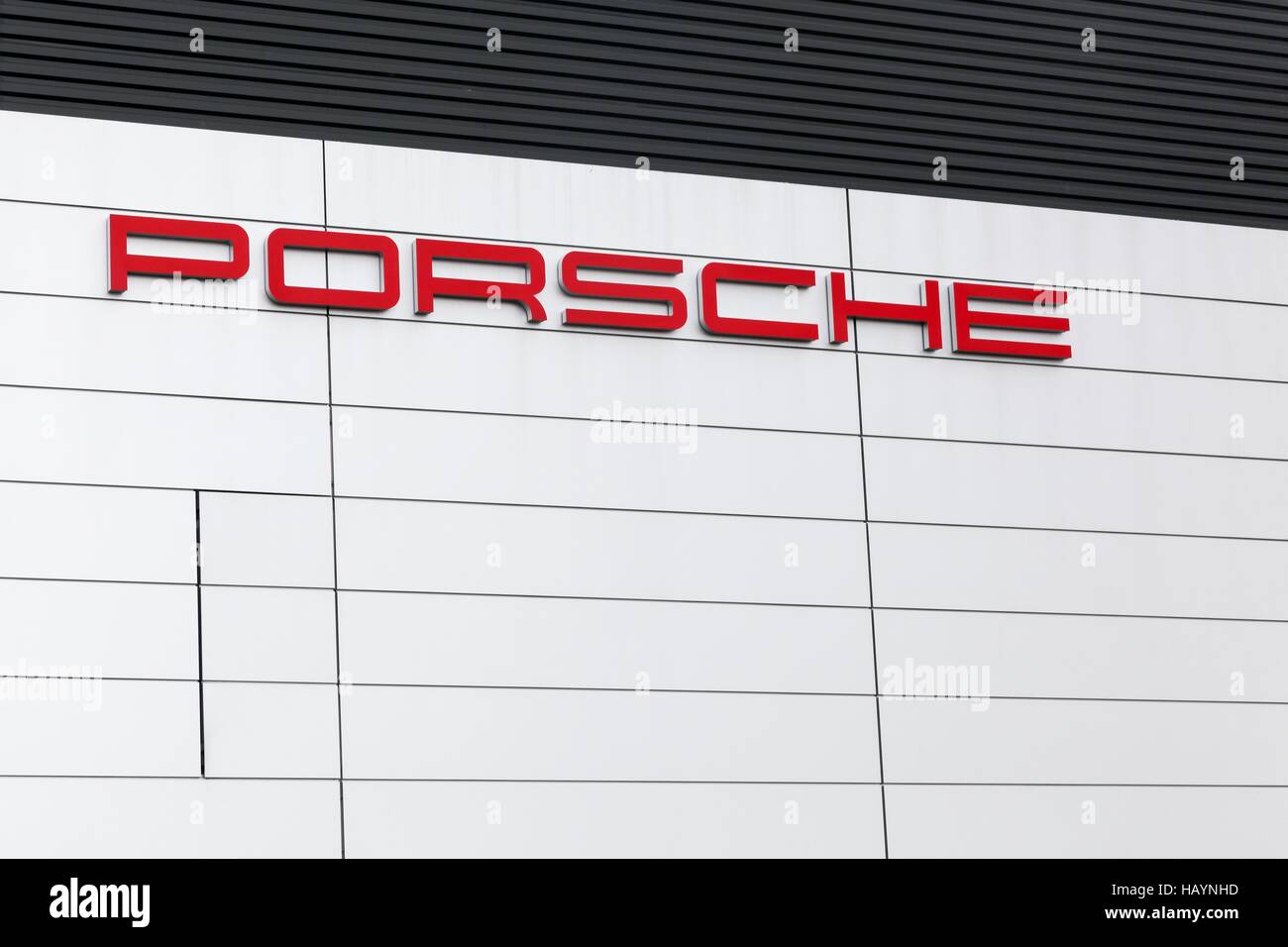 Porsche Schriftzug an der Wand eines Gebäudes Stockfoto