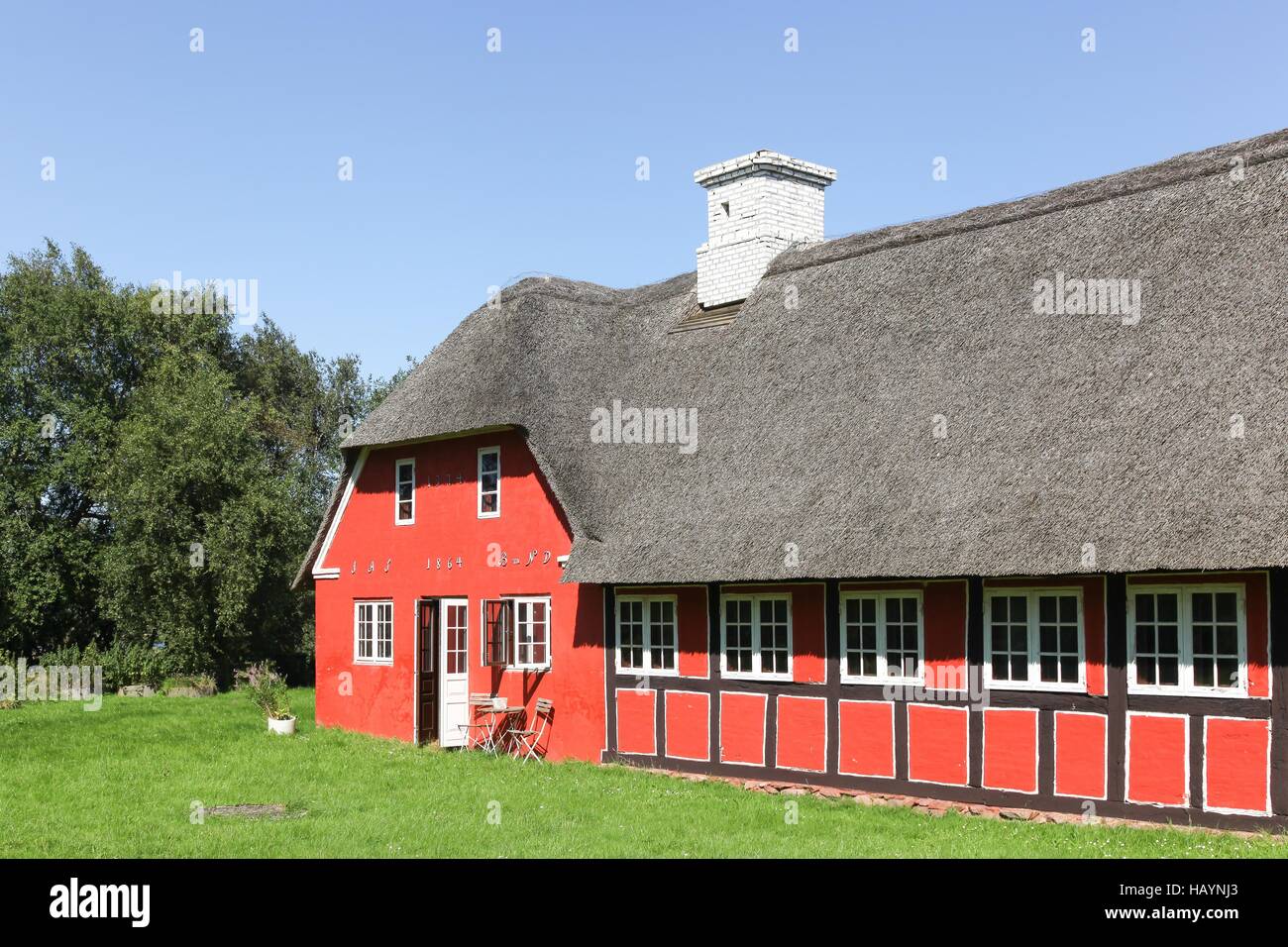 Altes und traditionelles Haus in Dänemark mit Strohdach Stockfoto