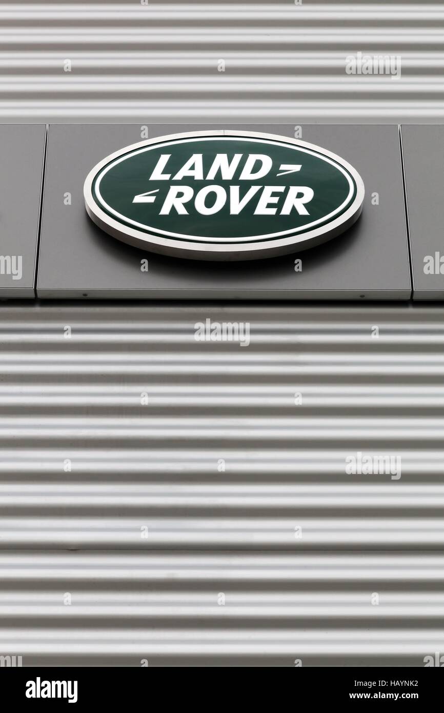 Land Rover-Logo an der Wand Stockfoto