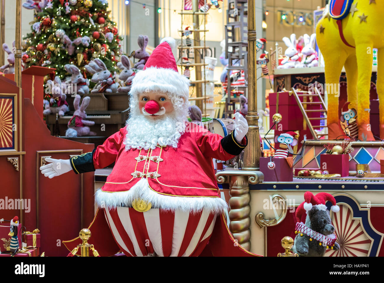 Santa Claus Roboter mit ausgestreckten Armen in einem Einkaufszentrum in Hongkong, Dezember 2016 Stockfoto