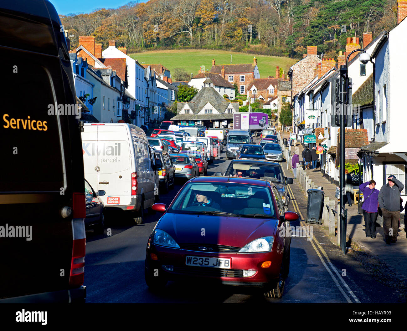 Verkehrsinfarkt im Dorf Dunster, Somerset, England UK Stockfoto