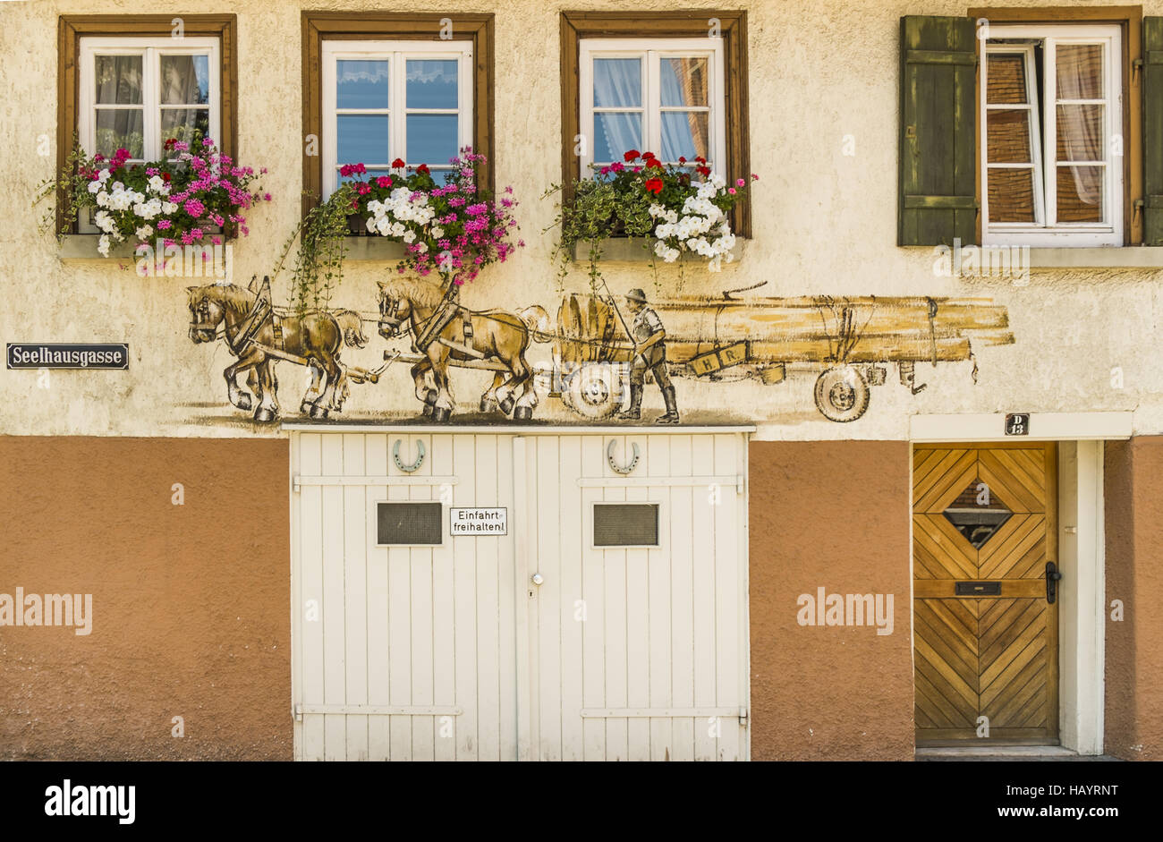 Flowerdecked und bemalte Fassade, tuebinge Stockfoto