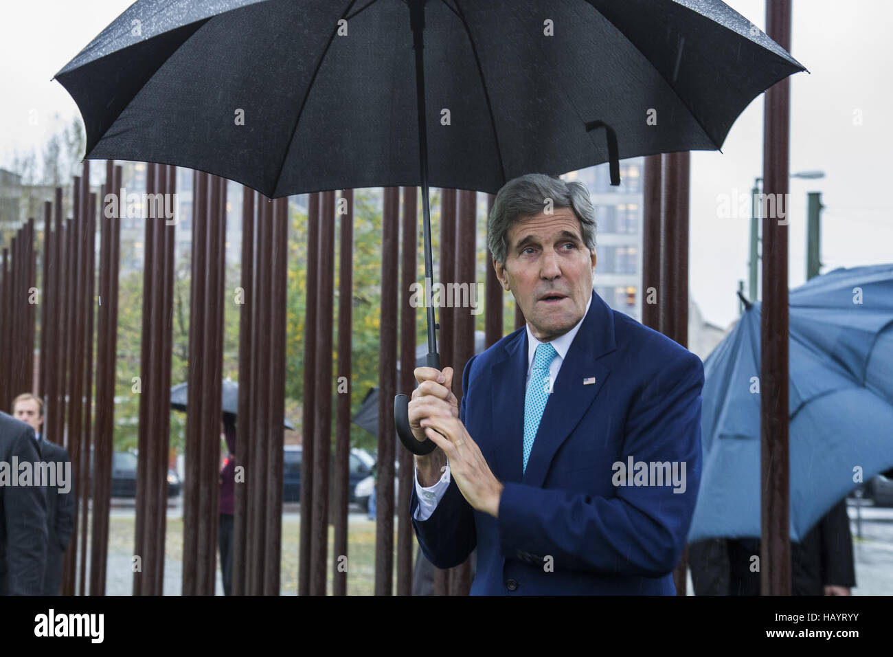 Kerry besucht die Berliner Mauer Stockfoto