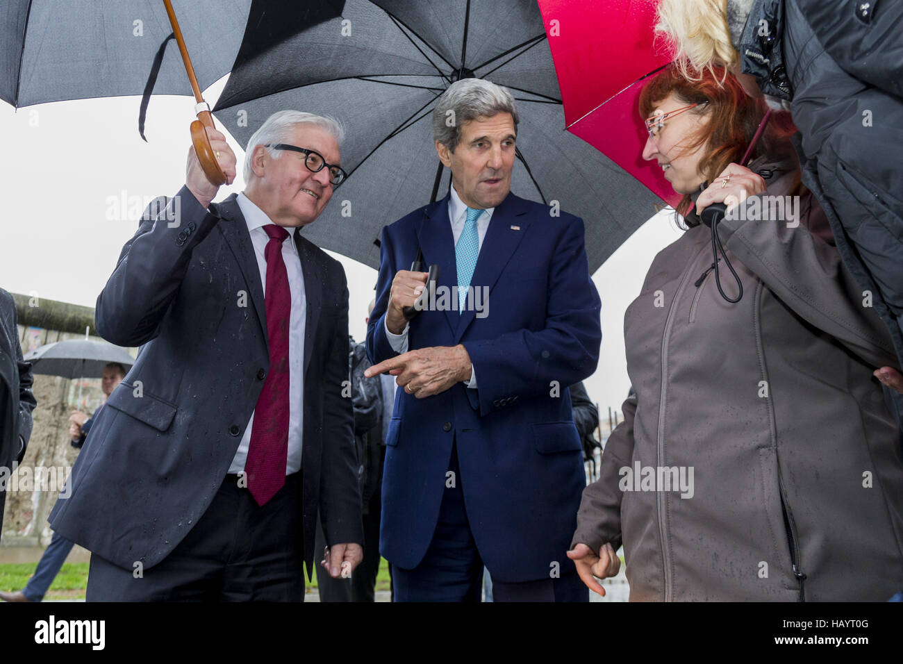 Kerry besucht die Berliner Mauer Stockfoto