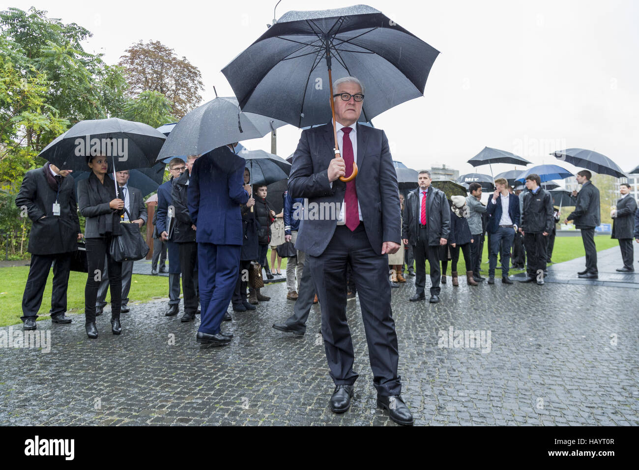 Kerry besucht die Berliner Mauer Stockfoto