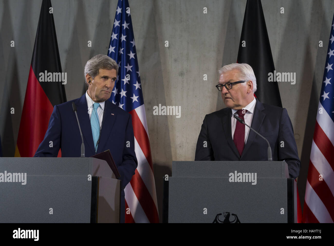 Kerry und Steinmeier bei der Pressekonferenz. Stockfoto