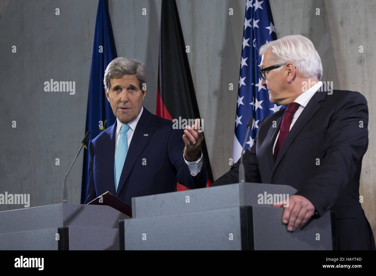 Kerry und Steinmeier bei der Pressekonferenz. Stockfoto