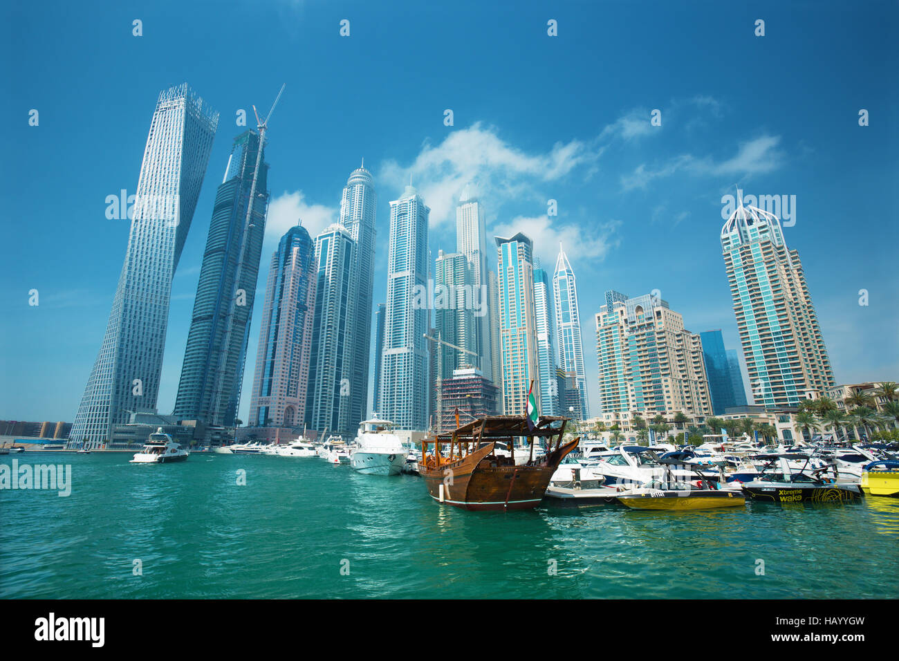 DUBAI, UNITED ARAB EMIRATES - 11. März 2016: Dubai Marina Wolkenkratzer und Hafen mit Luxus-Yachten, Dubai, Vereinigte Arabische Emirate Stockfoto