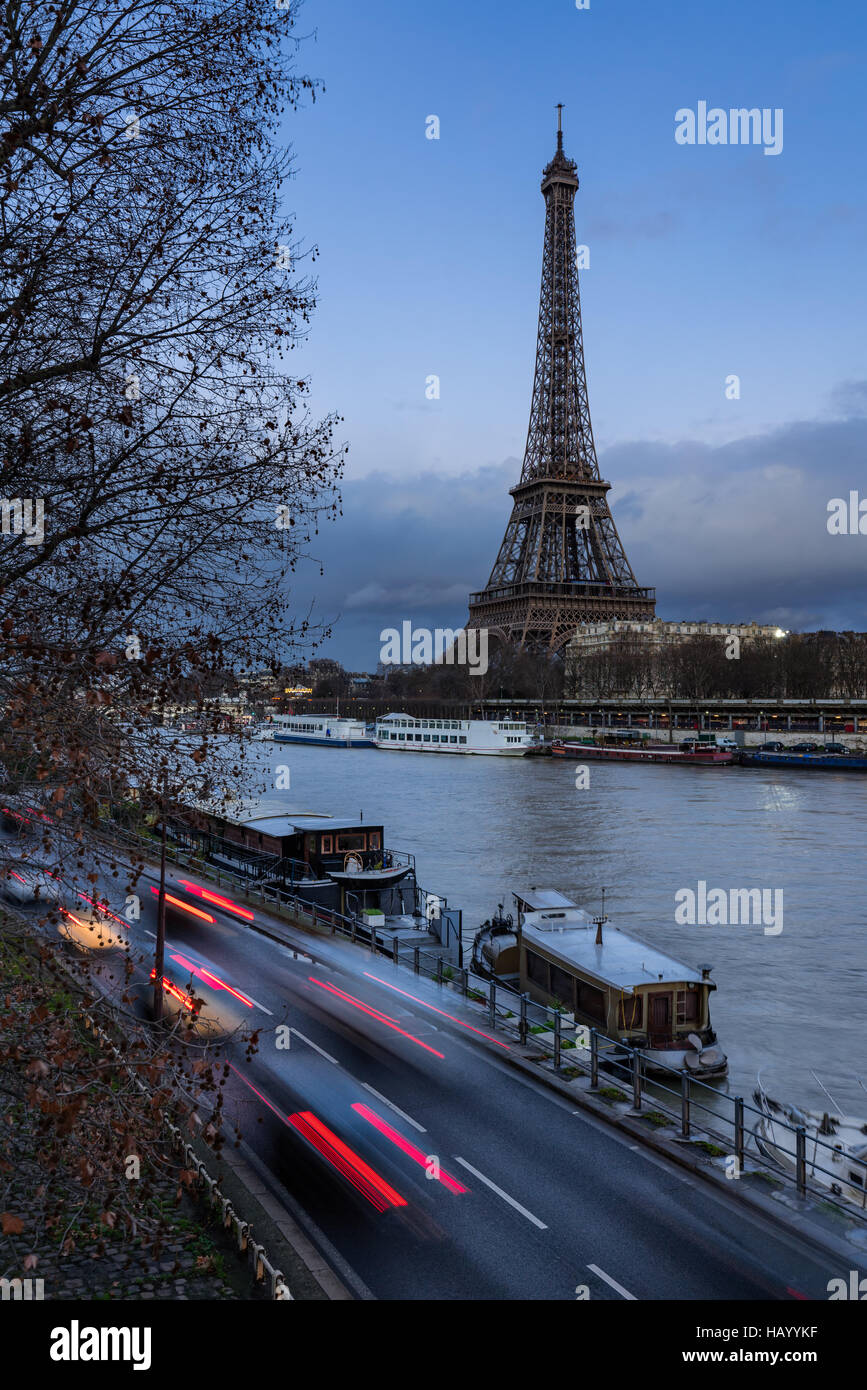 Eiffelturm in der Dämmerung mit dem Seineufer und dem Auto Lichtspuren. Paris, Grenelle, 7. Arrondissement, Frankreich Stockfoto